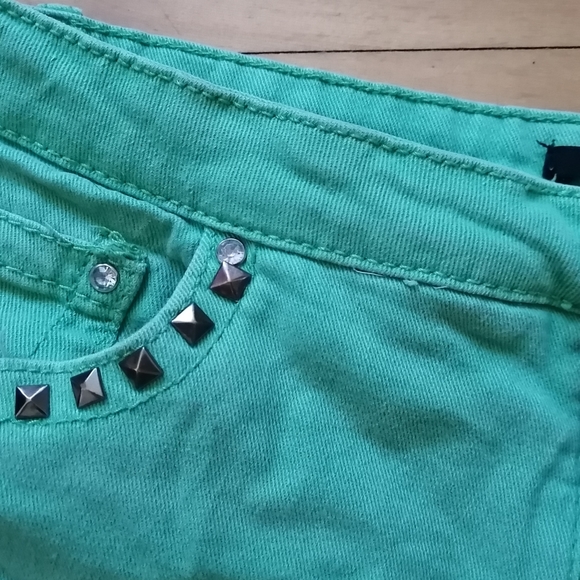 Green short shorts - Picture 2 of 3